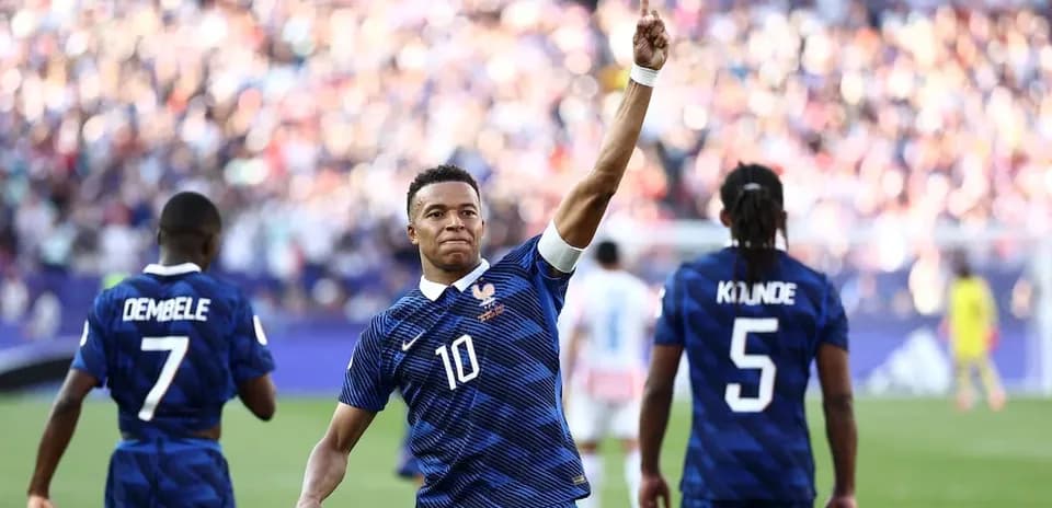 Kylian Mbappé celebrando con compañeros de equipo