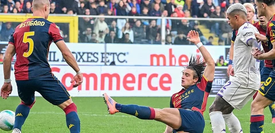 Acción del partido entre Fiorentina y Genoa