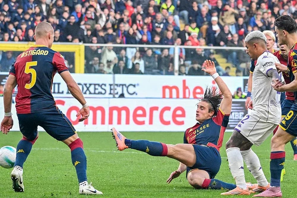 Acción del partido entre Fiorentina y Genoa