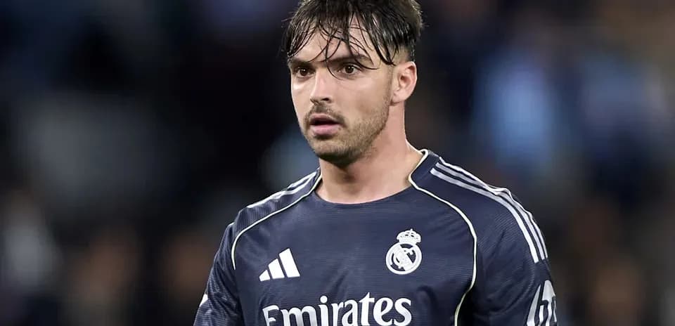 Portero de Real Madrid en acción durante el partido