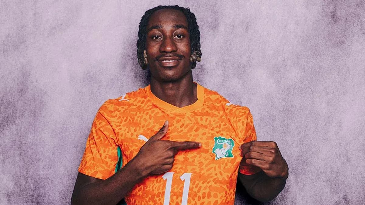 Jugador mostrando el escudo de Côte d'Ivoire en camiseta
