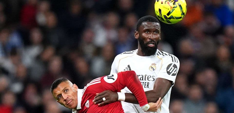 Jugador de Sevilla luchando por el balón