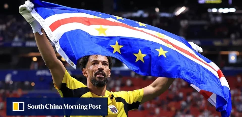 Portero sosteniendo la bandera de Cabo Verde en celebración