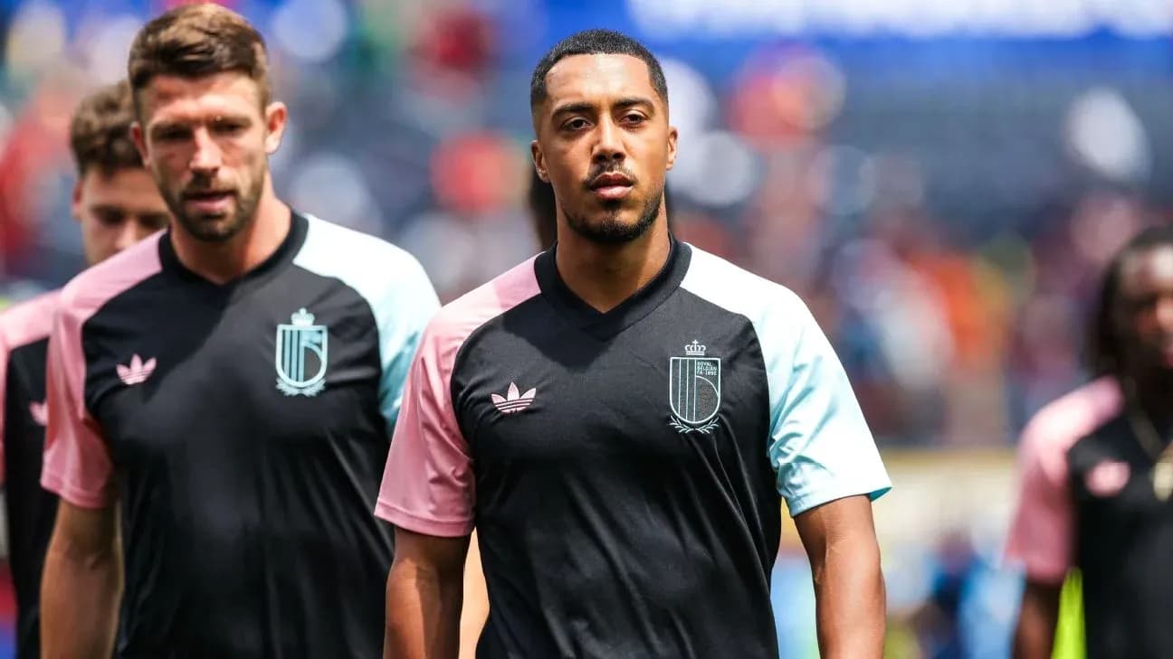 Jugadores caminando en la cancha antes del partido