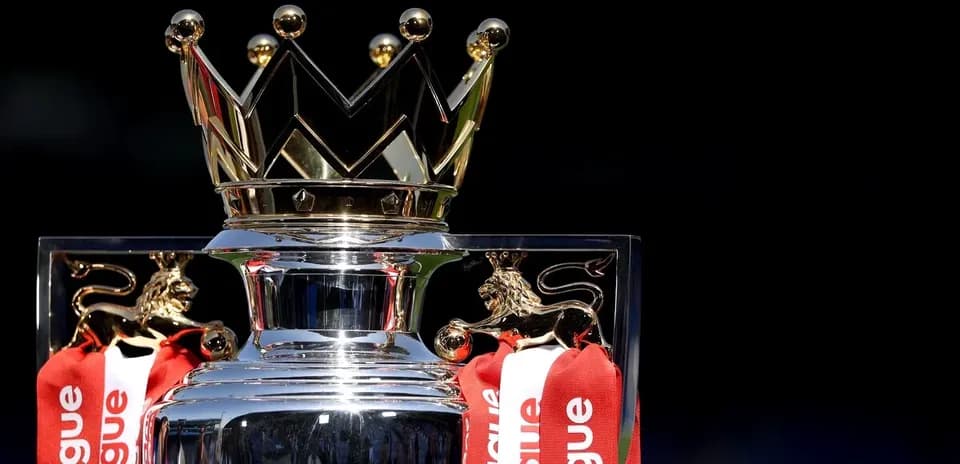 Trofeo de la Premier League con corona dorada