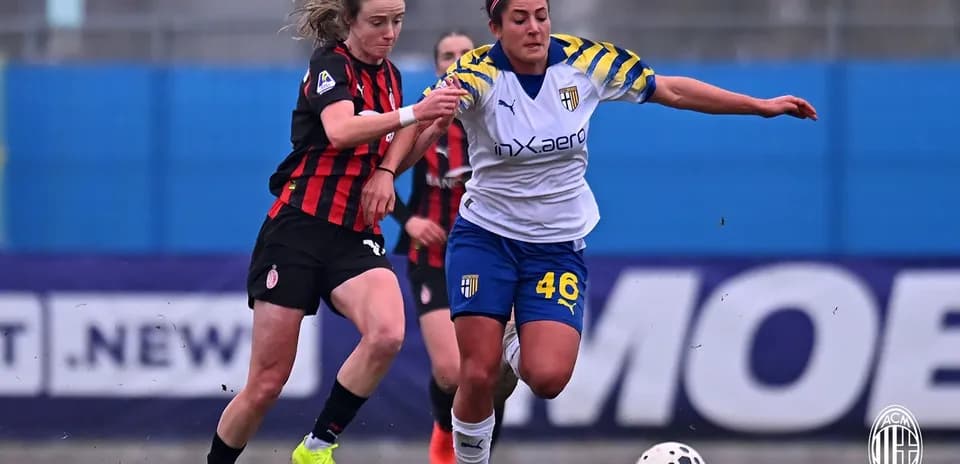Jugadora de AC Milan persigue a rival de Parma