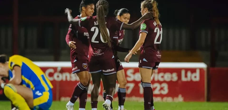 Jugadoras de West Ham celebrando un gol