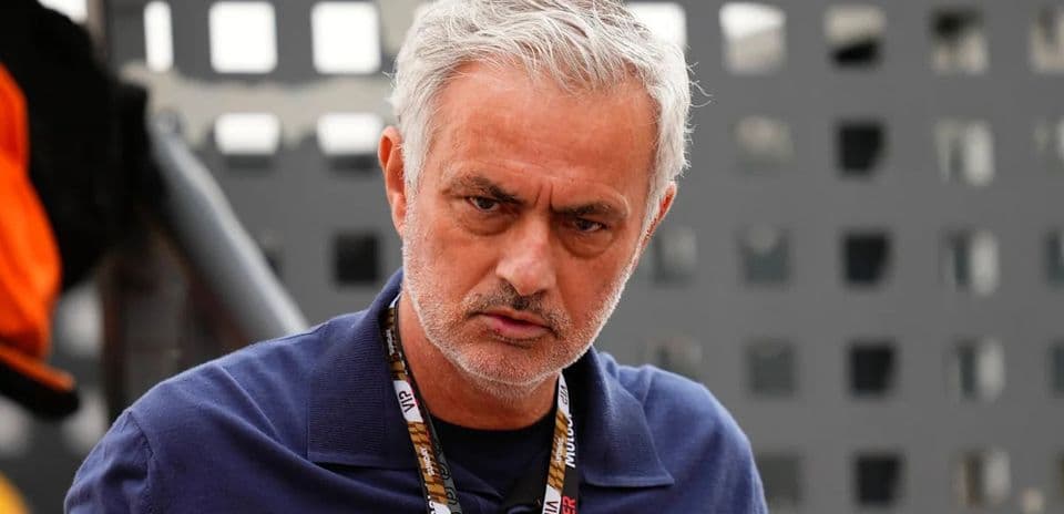 Entrenador en un evento deportivo con medalla