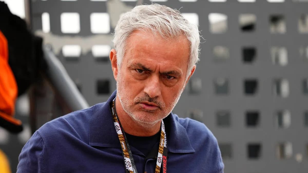 Entrenador en un evento deportivo con medalla