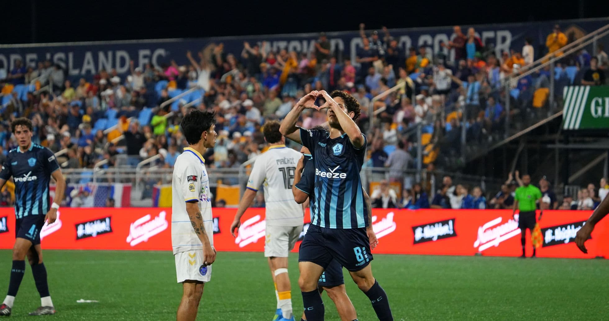 Jugador celebra en partido de Rhode Island