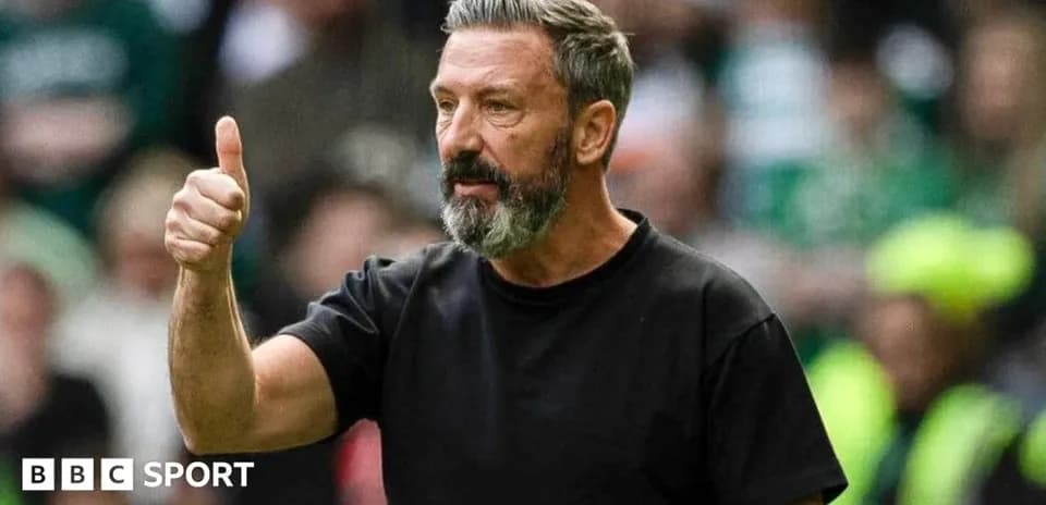 Entrenador haciendo gesto de aprobación durante el partido
