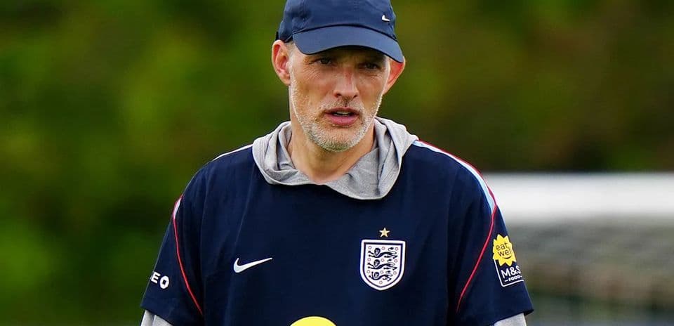 Entrenador durante sesión de entrenamiento en campo