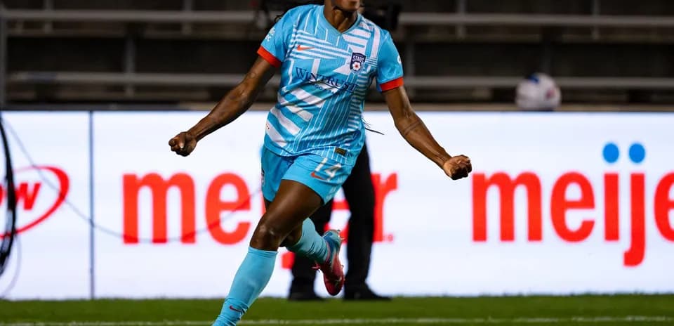 Jugadora celebra un gol en partido de fútbol