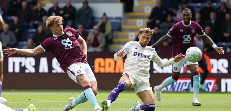 Jugador de Burnley compitiendo por el balón