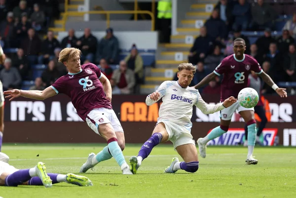 Jugador de Burnley compitiendo por el balón