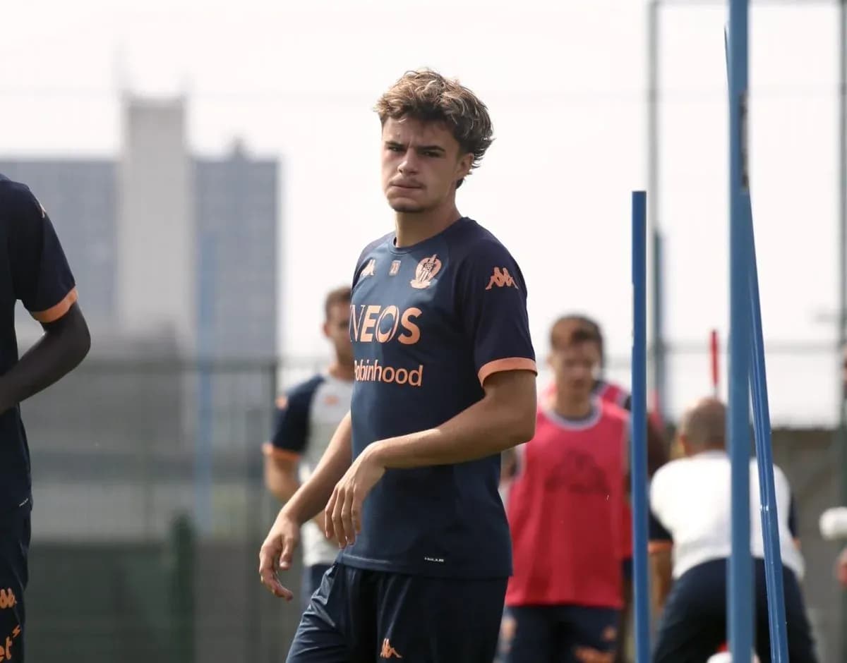 Jugador caminando durante sesión de entrenamiento