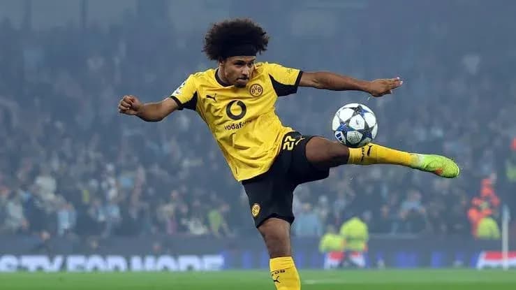 Jugador de Borussia Dortmund pateando el balón