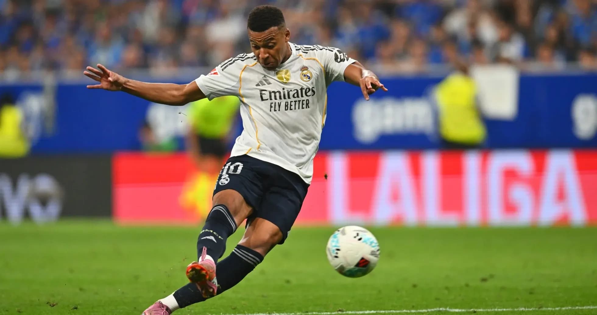 Jugador de Real Madrid disparando en el partido