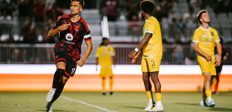 Jugador de New Mexico United celebrando un gol