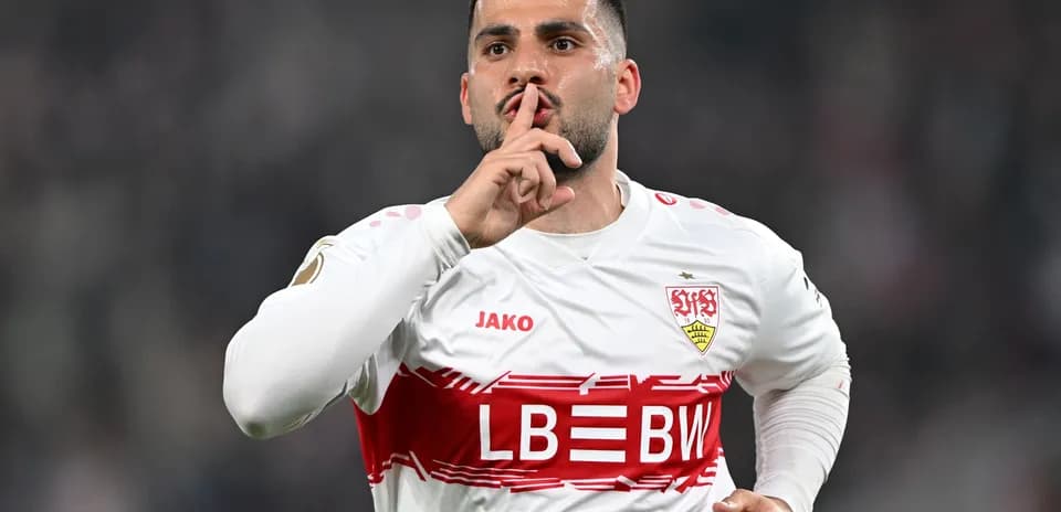 Jugador de Stuttgart celebrando y pidiendo silencio