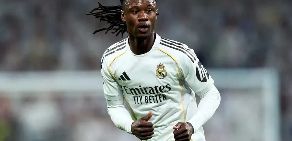 Jugador de Real Madrid corriendo en el campo