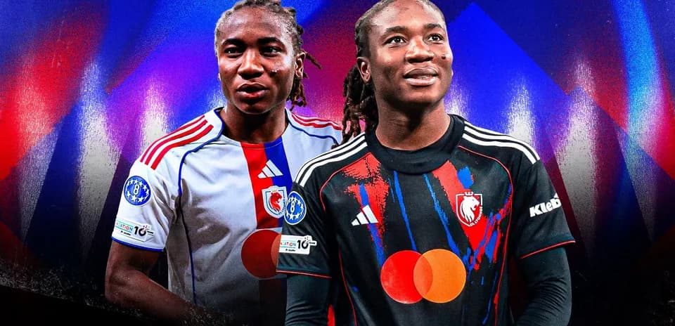 Dos jugadores en camisetas de fútbol posando juntos