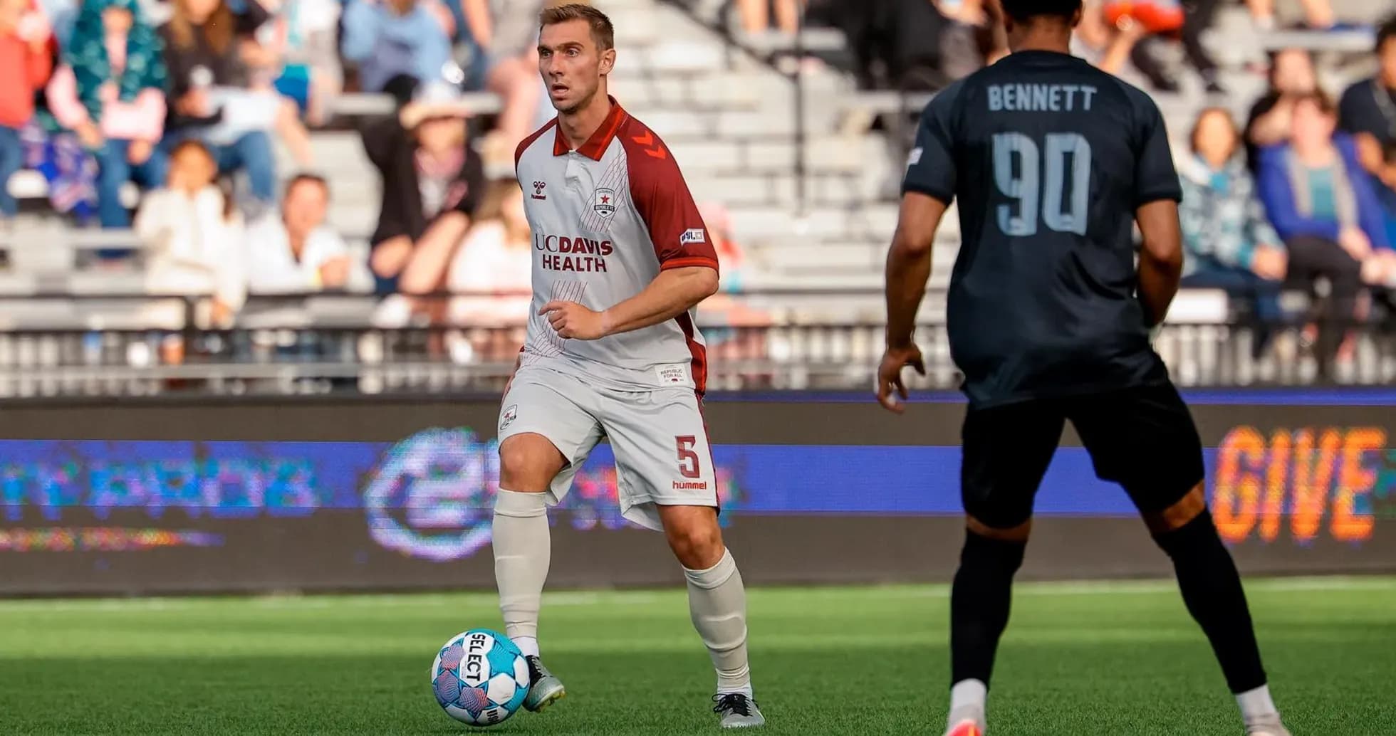 Jugador del Colorado Springs con balón en el campo