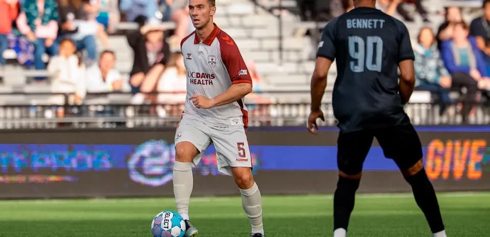 Jugador del Colorado Springs con balón en el campo