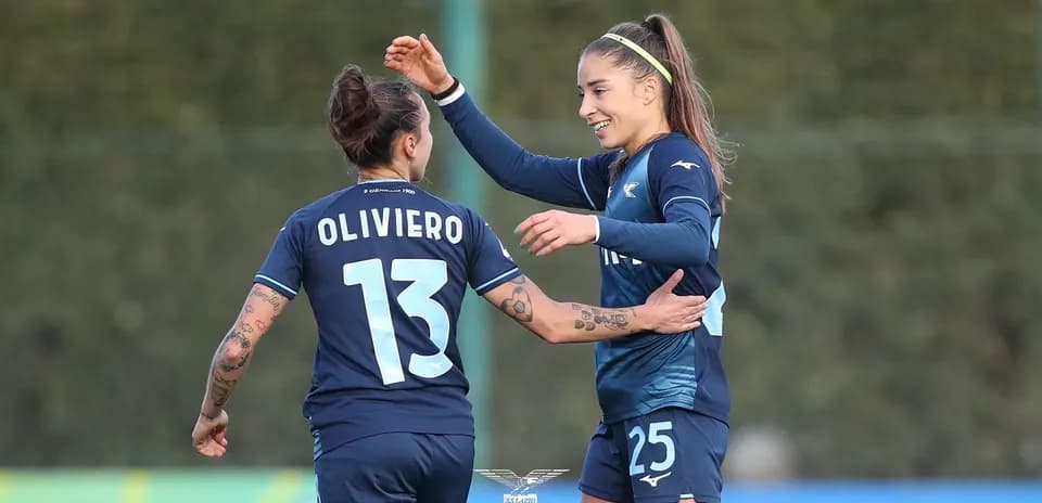 Jugadoras de Lazio celebrando un gol