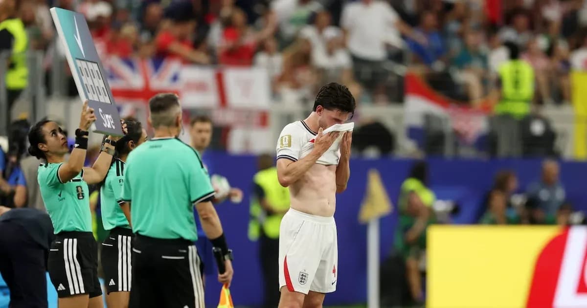 Jugador de Inglaterra se retira del campo durante partido
