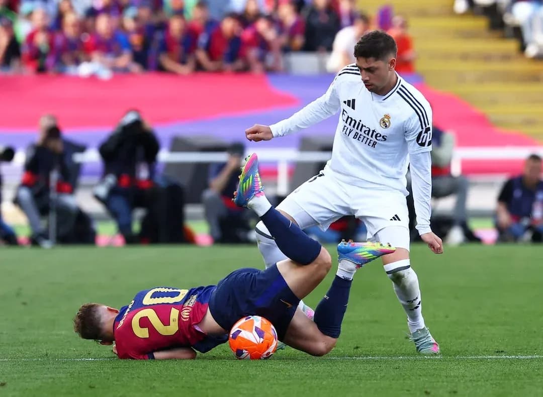 Jugadores de Barcelona y Real Madrid en el suelo