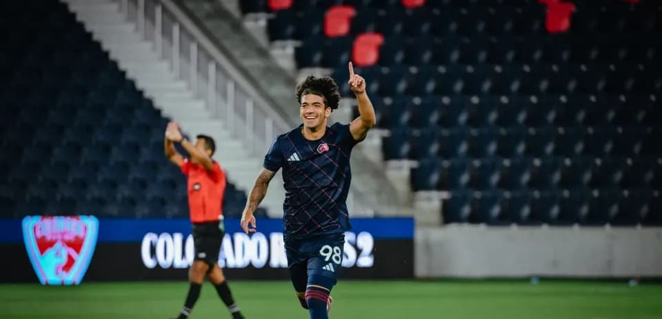 Jugador celebrando un gol en el partido