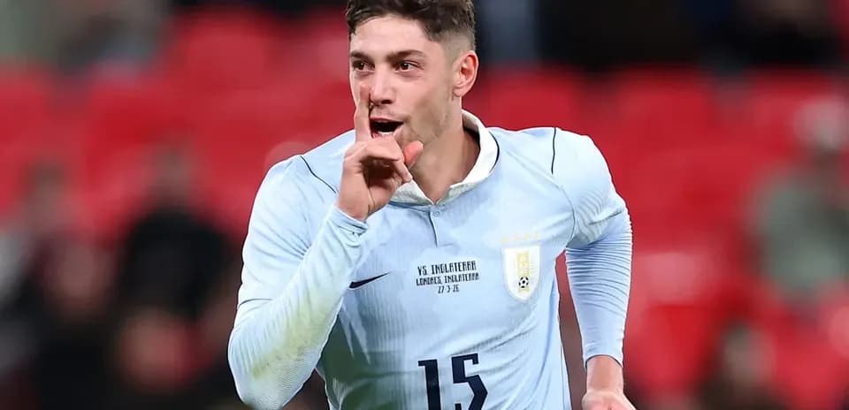 Jugador de Argentina haciendo gesto de silencio celebrando gol