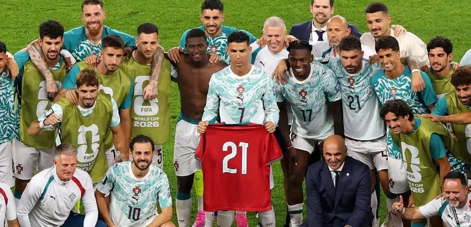 Equipo de Portugal posando con camiseta con el número 21