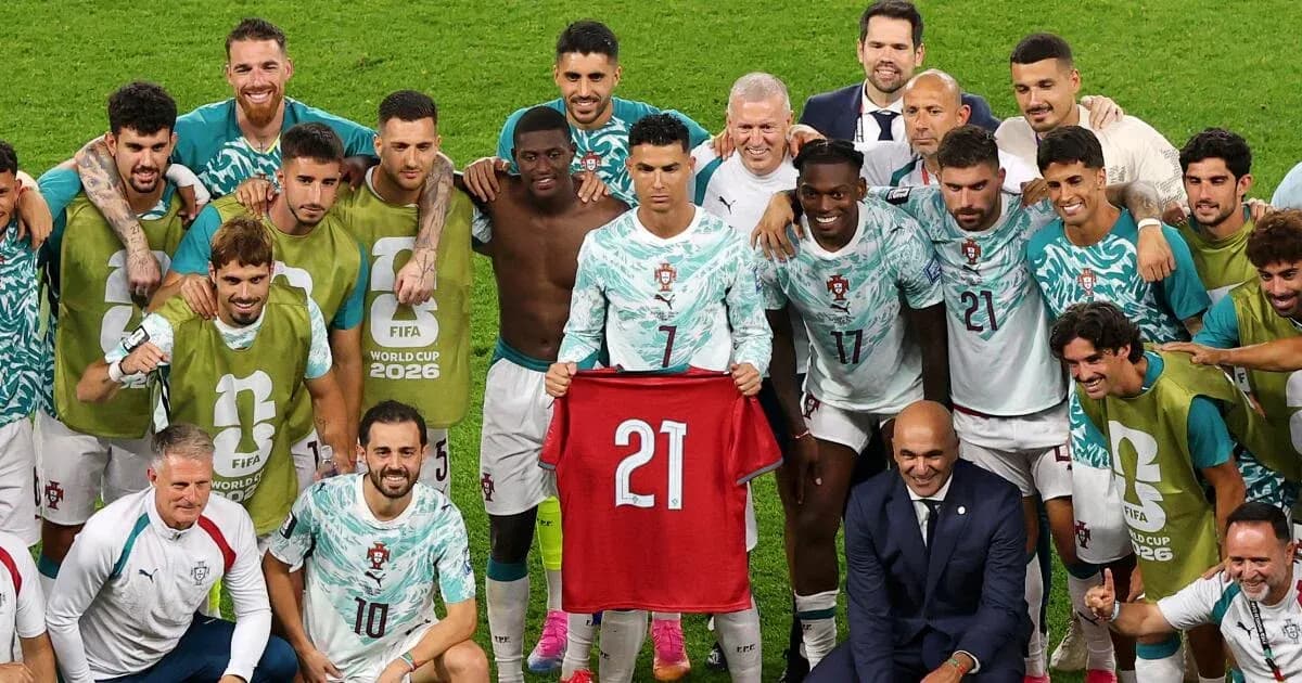 Equipo de Portugal posando con camiseta con el número 21