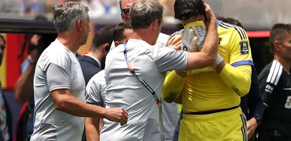 Entrenador consolando al portero tras un partido