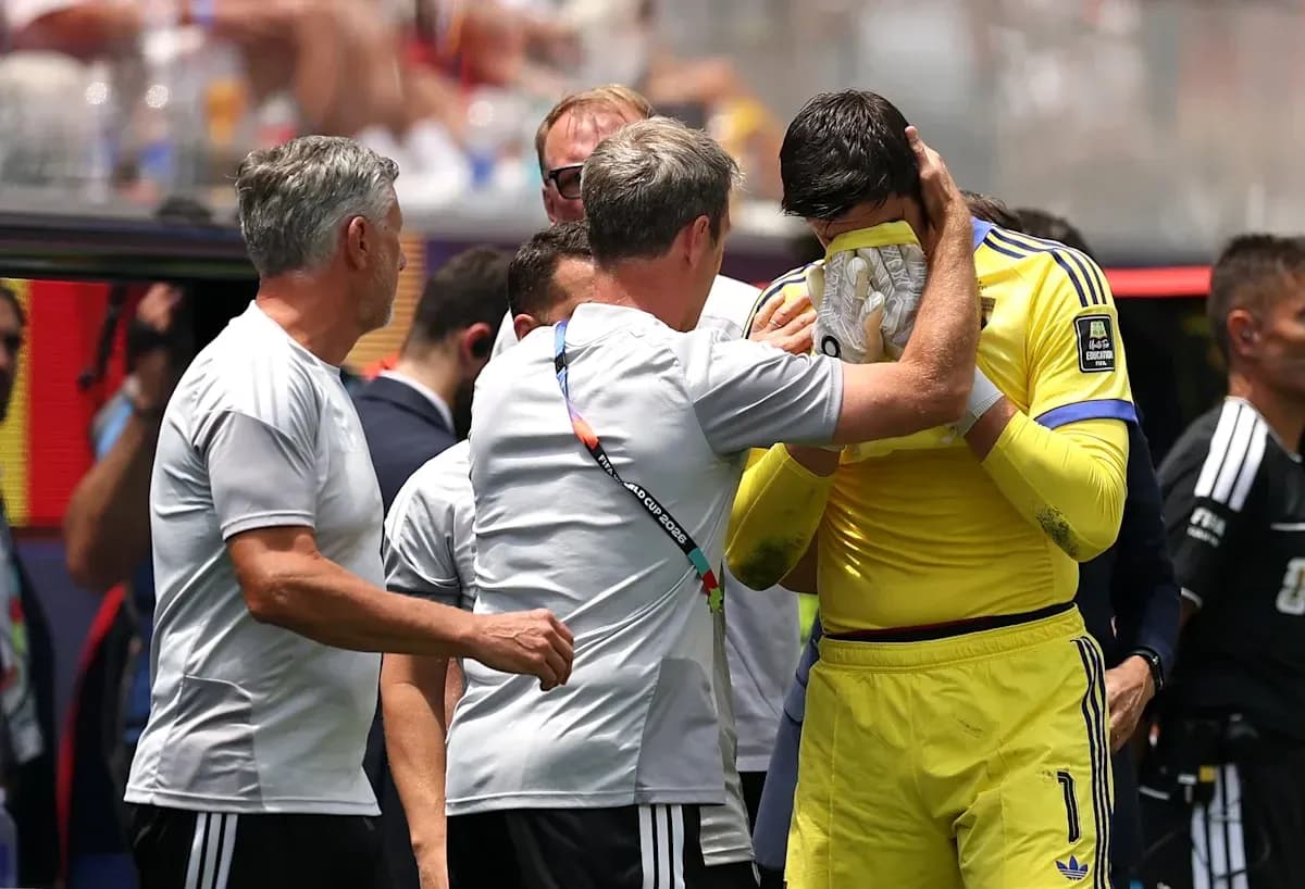 Entrenador consolando al portero tras un partido