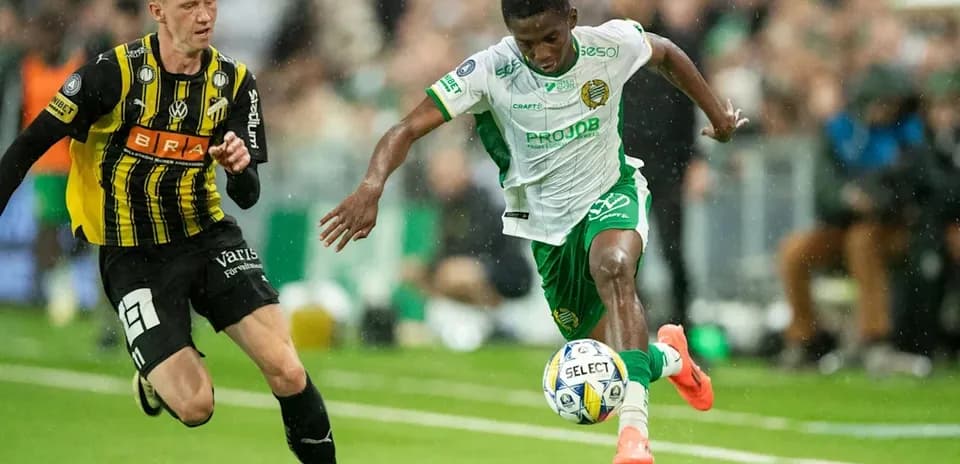 Jugador corriendo con el balón durante el partido