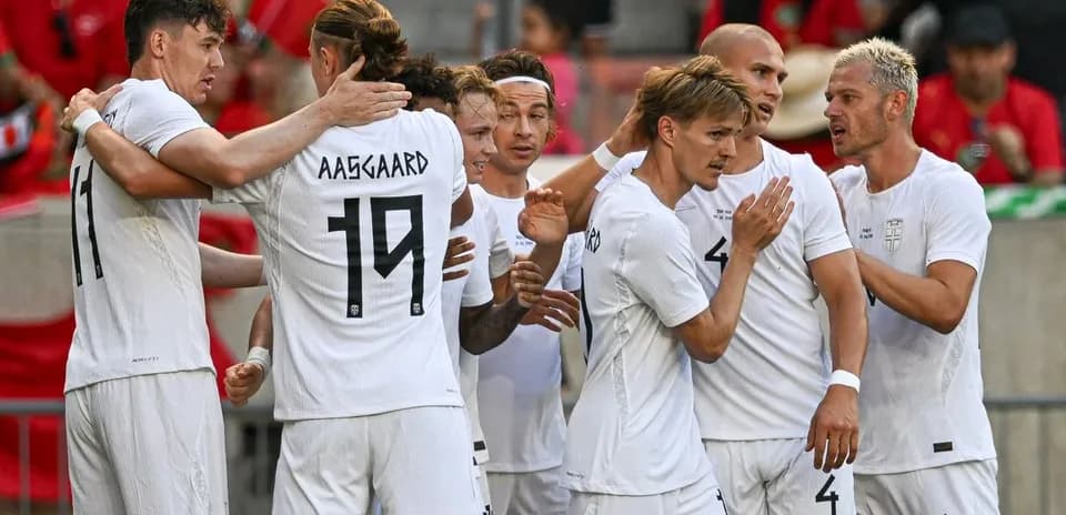 Jugadores de equipo celebrando un gol en el partido