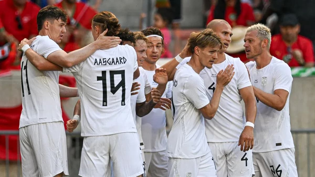 Jugadores de equipo celebrando un gol en el partido