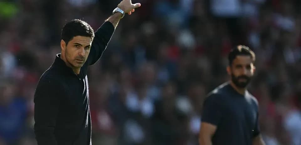 Entrenador señalando durante un partido de fútbol