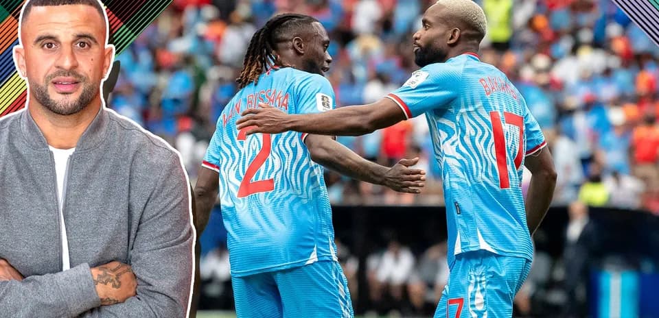Jugadores celebrando en el campo durante el partido