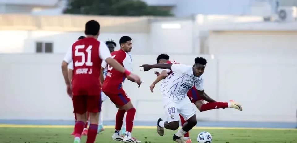 Jugador de Al Ain U23 driblando a rival