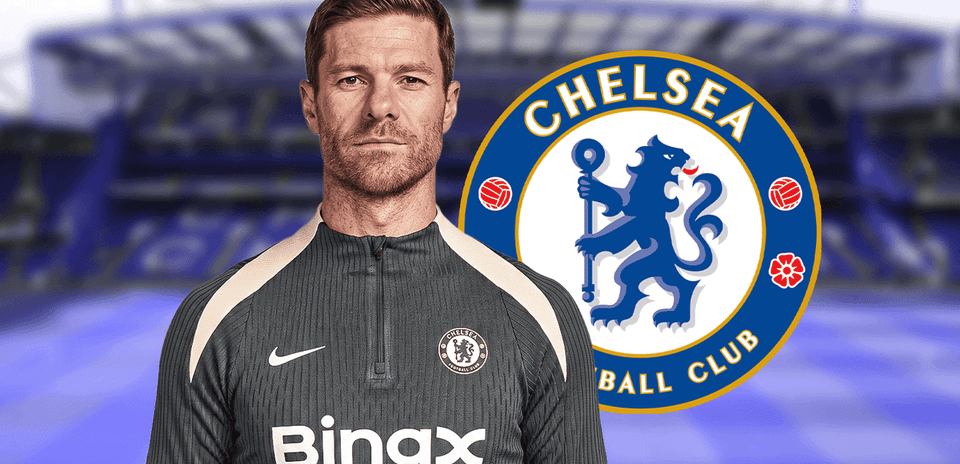 Entrenador posando frente al logo del Chelsea FC