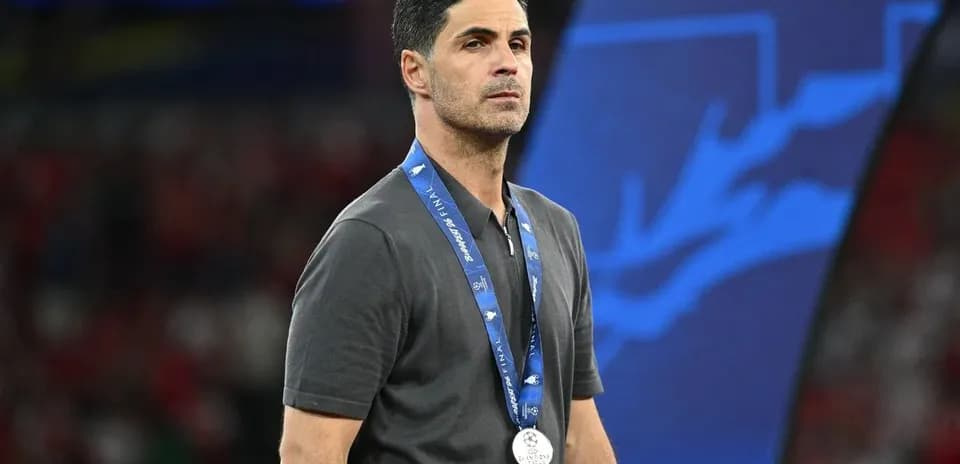 Entrenador con medalla de subcampeón en el campo