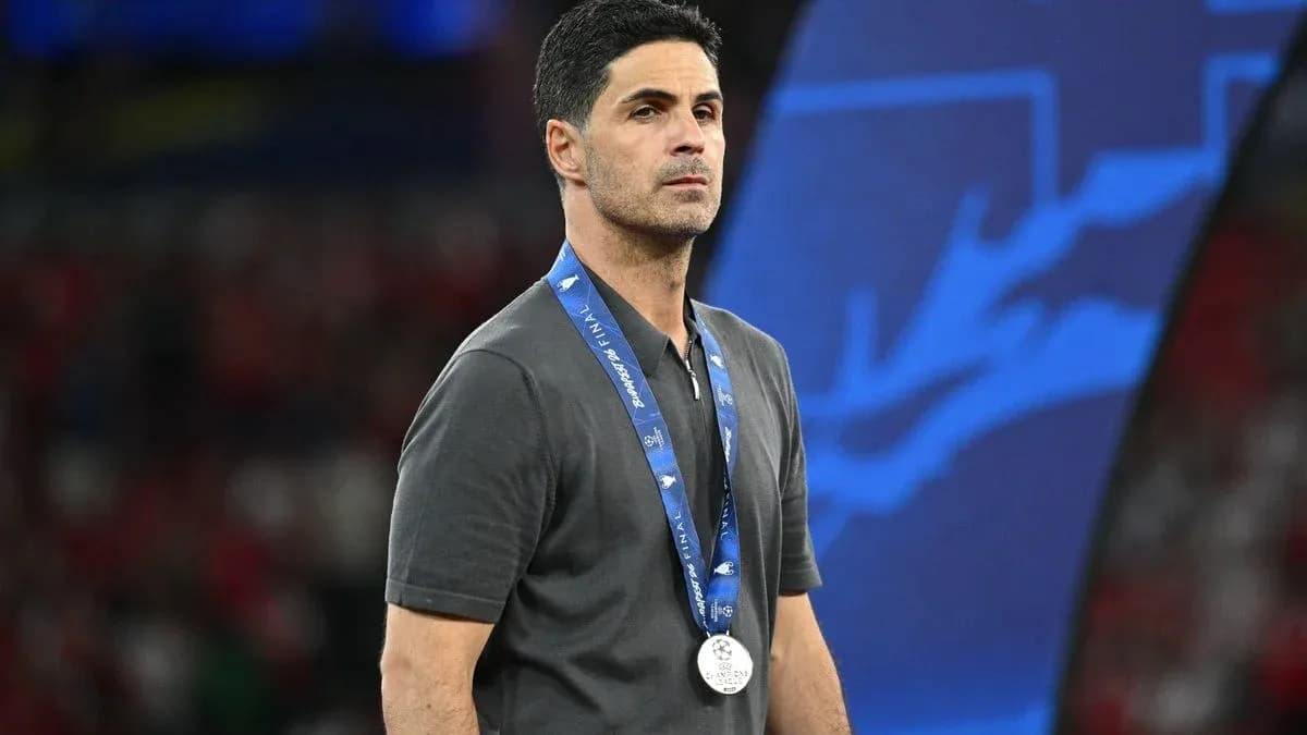 Entrenador con medalla de subcampeón en el campo