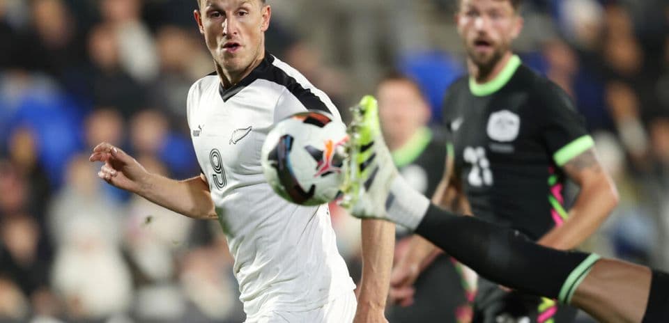 Jugador de Nueva Zelanda evita un despeje en el partido