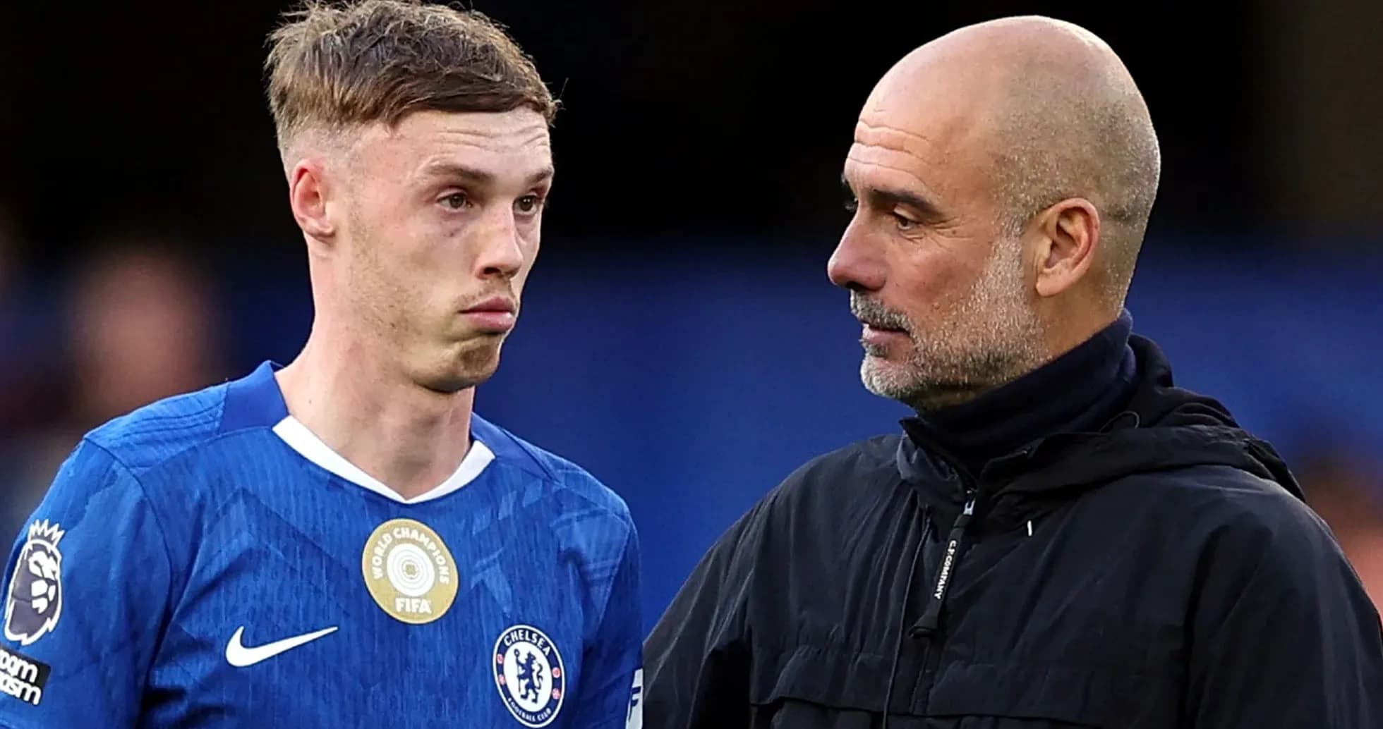 Jugador de Chelsea conversando con el entrenador