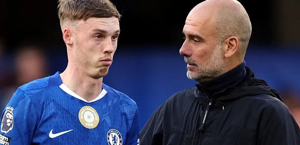 Jugador de Chelsea conversando con el entrenador