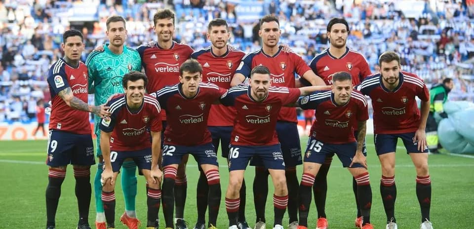 Equipo de Osasuna en el campo antes del partido